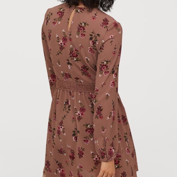 Dress with lace trim - Picture 2 of 12